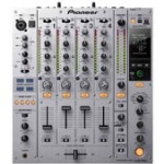 Компания Pioneer предлагает ограниченный выпуск цифрового плейера CDJ-2000 и микшера для ди-джеев DJM-900NEXUS в кристально-белом цвете.